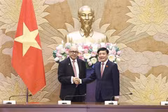越南国会秘书长、国会办公厅主任裴文强（右）与摩洛哥众议院秘书长、各国议会秘书长协会主席纳吉布·哈迪。图自越通社