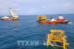 天鹰01号和头顿1号补给船将VSP05号船牵引到黄沙浮吊的位置 图自越通社