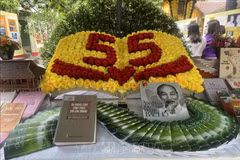 "胡志明主席遗嘱 - 永恒的价值和生命力"国家级展览在主席府的胡志明主席故居开幕。图自越通社