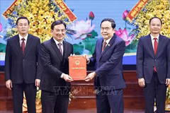 国会主席陈青敏向北江省领导人转交国会常务委员会第1191号决议。图自：越通社