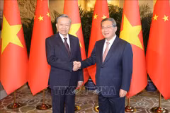 资料图：越共中央总书记、国家主席苏林（左）和中国总理李强。图自越通社