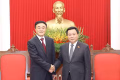 越共中央政治局委员、中央理论委员会主任、胡志明国家政治学院院长阮春胜和中共中央委员、中央党史和文献研究院院长曲青山。图自越通社