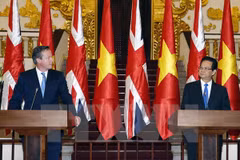 越南政府总理阮晋勇和英国首相戴维·卡梅伦接受媒体采访 （来源：越通社）