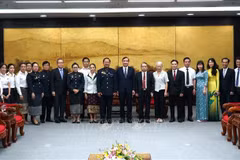 双方代表合影留念。图自越通社