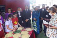 泰国公主玛哈·扎克里·诗琳通参观体验当地农产品展区。图自越通社
