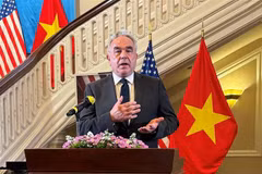 美国常务副国务卿库尔特·坎贝尔发表讲话。图自越通社
