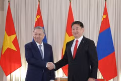 蒙古国总统乌赫那·呼日勒苏赫在首都乌兰巴托苏赫巴托广场举行隆重仪式，欢迎越共中央总书记、国家主席苏林一行。图自越通社