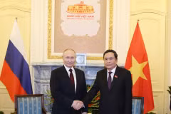 俄罗斯总统普京访越期间会见了越南国会主席陈青敏。图自越通社