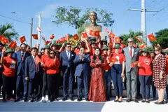 越南政府总理范明政夫妇出席设在圣多明各市的胡志明主席塑像修缮落成仪式。图自越通社