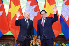 政府总理范明政会见柬埔寨国王诺罗敦•西哈莫尼。图自越通社