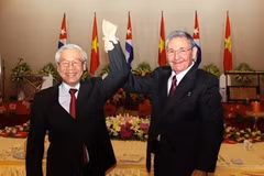 2012年7月8日，古巴共产党中央委员会第一书记、国务委员会主席兼部长会议主席劳尔·卡斯特罗·鲁兹将军与阮富仲总书记在河内会面。图自越通社