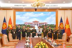 阮新疆大将会见前来出席AMICLC-1的东盟各国代表团团长。图自越通社