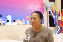 老挝国会副主席孙通·赛雅加接受越通社记者的采访。图自越通社