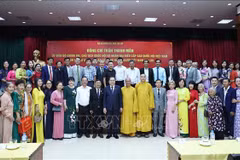 越南国会主席陈青敏会见旅老挝越南人社团代表。图自越通社