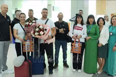 捷克游客与坚江省投资贸易旅游促进中心领导合影留念。图自越通社