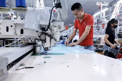 位于北宁市谅江BGG公司的自动化缝纫设备有助于提高劳动生产率。图片：越通社
