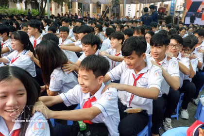 越南西宁省阮忠直初级中学1800多名学生参加生活技能教育课程活动。图片来源：越通社