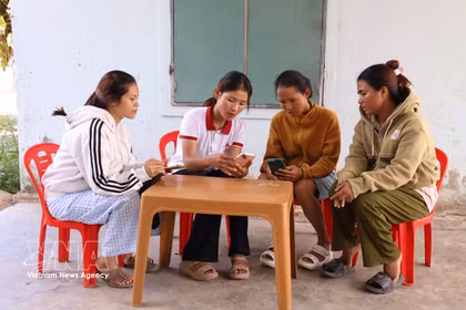 在庆和省中庆永乡，公共行政服务中心工作人员与社区数字技术小组成员密切配合，直接指导当地群众，主要是少数民族群众，通过数字平台办理行政手续。图片来源：越通社