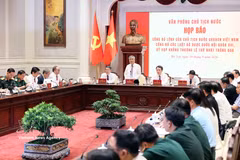 国家主席办公厅副主任艮廷才主持新闻发布会。