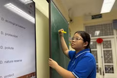 河内章阳初中学生在上英语课。图自Vietnam+
