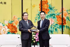 越南国会主席陈青敏向陕西省委书记赵一德赠送纪念品。图自越通社