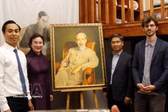 越南代表团与蒙罗公园历史博物馆馆长在馆内胡志明空间合影。图自越通社