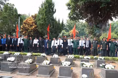 嘉莱省在德基烈士陵园为在柬埔寨战场上牺牲的18具越南志愿军和专家烈士遗骸举行追悼会和安葬仪式。图自越通社