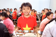 宣光省贫困地区的孩子们对能够吃到营养午餐感到十分高兴。图自越通社