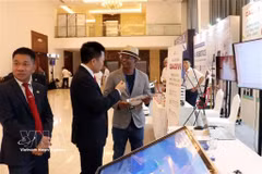 代表们参观2026年国家质量生产力论坛的展位。图自越通社