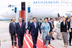 越南国家主席办公厅主任黎庆海在河内内排国际机场迎接缅甸总统一行。图自越通社