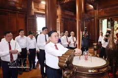 越共中央书记处常务书记陈锦秀在乂安省进香缅怀胡志明主席。图自越通社
