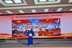 河内市富上坊团书记杜玉玲分享对两国友谊的感受。图自越通社