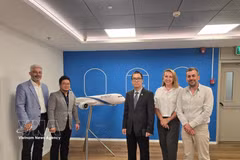 越南驻以色列商务参赞黎泰和（中）及越南驻以色列大使馆代表严春海灯、与以色列航空公司商务总经理及领导层合影。图自越通社