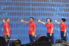 越共中央书记处常务书记陈锦秀、政府副总理范氏清茶与各位代表共同启动“每位公民至少培养一项运动爱好”运动。图自越通社