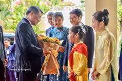 黎明兴总理会见在柬埔寨越裔社群和越南驻柬代表机构干部、职工。图自越通社