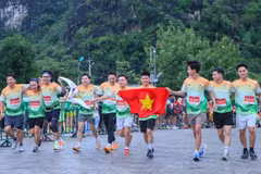 在宁平省举行的长安马拉松赛——“遗产地中的马拉松赛”吸引了来自全国及15个国家的1万多名运动员参赛。图自越通社