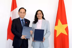  越南外交部长黎怀忠与加拿大外交部长阿妮塔·阿南德举行会谈。（越南外交部供图）