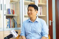 中国中央民族大学教授、中国环球电视网（CGTN）评论员曲强接受越通社记者采访。图自越通社