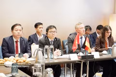越南工贸部副部长张清怀与全球风能理事会首席执行官本·巴克韦尔共同主持座谈会。图自越通社