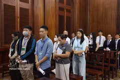 受审的被告人。图自越通社