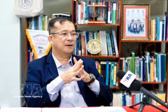 金边皇家大学国际研究与公共政策学院院长尼克·尚达里斯接受了越通社驻金边记者采访。图自越通社