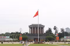 几天来，众多民众和游客纷纷前往巴亭广场。图自越通社