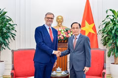 越南外交部长黎怀忠接受法国驻越南大使奥利维耶·布罗歇辞行拜会。（越南外交部供图）
