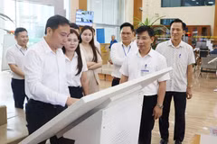 北宁市人民委员会副主席陶清长视察市行政公务服务中心开展"人民助手"应用沙盒试点的情况。图：bacninhtv.vn