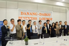 出席韩国大邱技术与创新展示空间揭牌仪式的代表合影。图自越通社
