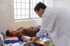 格邓乡卫生院医生为病人看病。图自越通社
