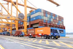 在海防港沥县港区的TIL国际港口3、4号集装箱泊位进行货物运输。图自越通社