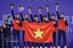 资料图：越南女子藤球队在印度尼西亚举办的2023年亚洲运动会上夺得金牌。图自越通社