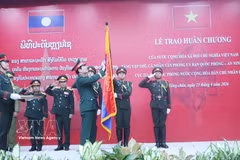 阮新疆大将向老挝国防部集体和个人授予越南国家独立勋章。图自越通社