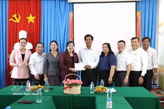 国会民族委员会工作代表团向高棉帕利中等专科学校赠送慰问品。图自越通社